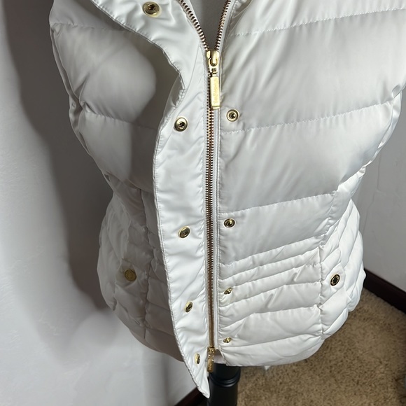 Lilly Pulitzer White Quilted Puffer Vest with Gold Hardware- Size Medium - Picture 6 of 8